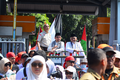 Ketua Majelis Syura PKS, Dr. Salim Segaf Al Jufri dan Presiden Partai Keadilan Sejahtera, Ahmad Syaikhu, long march bersama peserta Aksi Simpatik PKS “Selamatkan Kemanusiaan di Gaza” pada Sabtu, 24/05/25