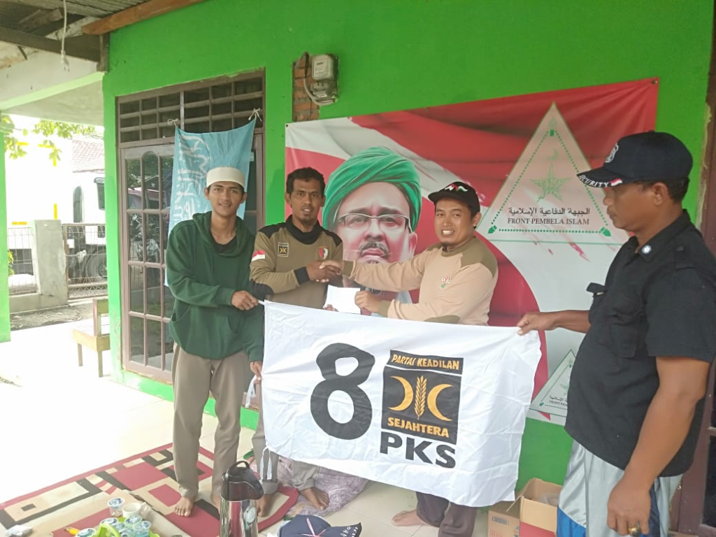 Relawan PKS dan FPI Bantu Korban Banjir Cikarang Timur