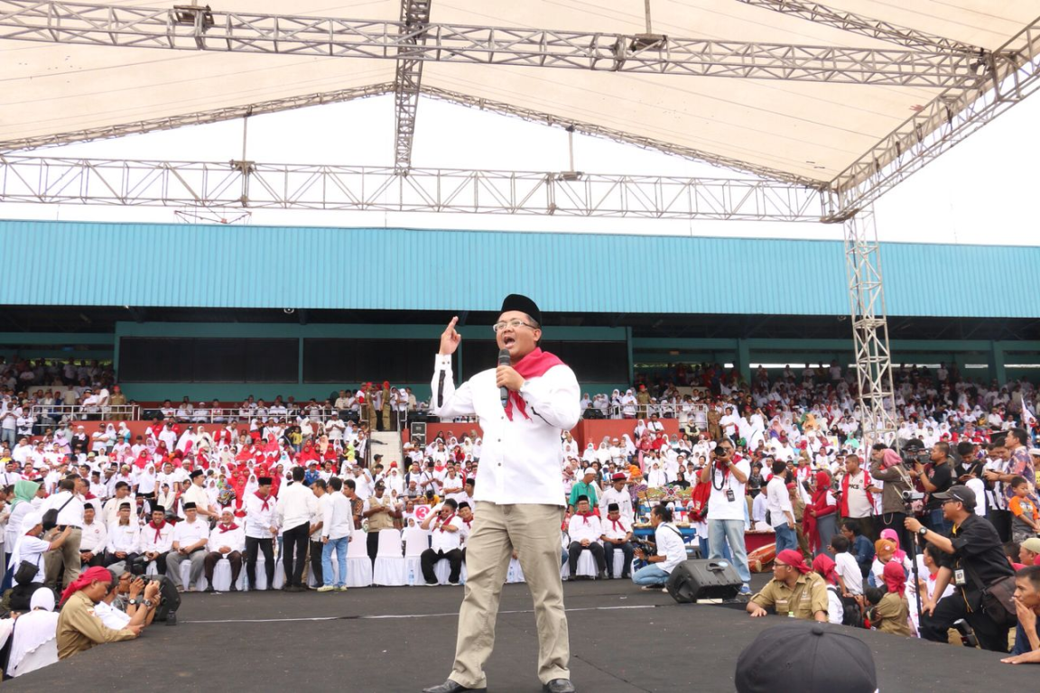 Presiden PKS Mohamad Sohibul Iman memberikan orasi di depan ribuan pendukung Anies-Sandi di GOR Soemantri, Jakarta, Ahad (29/1/2017)