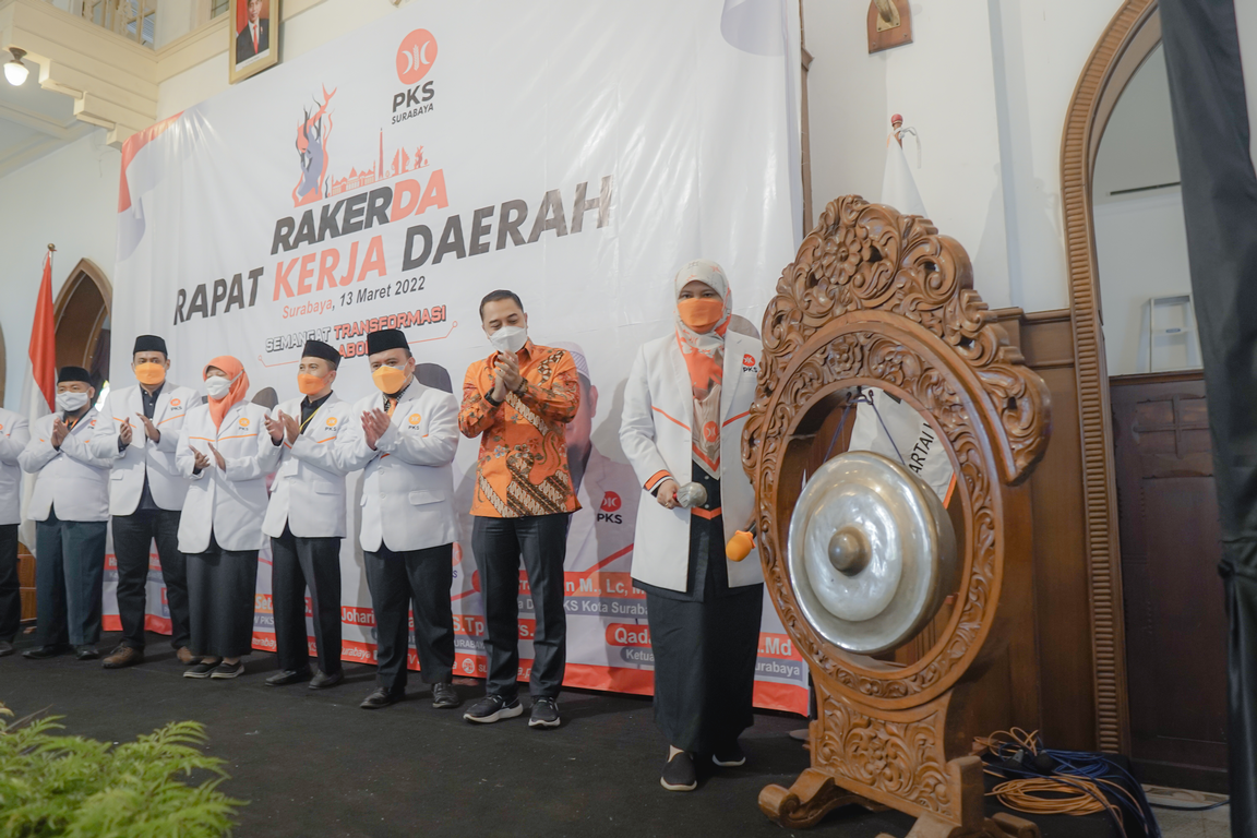 Bendahara DPW PKS Jatim Lilik Hendarwati membuka Rakerda PKS Surabaya bersama Wali Kota Surabaya Eri Cahyadi dan Ketua DPD Johari Mustawan (dok Humas PKS Surabaya)
