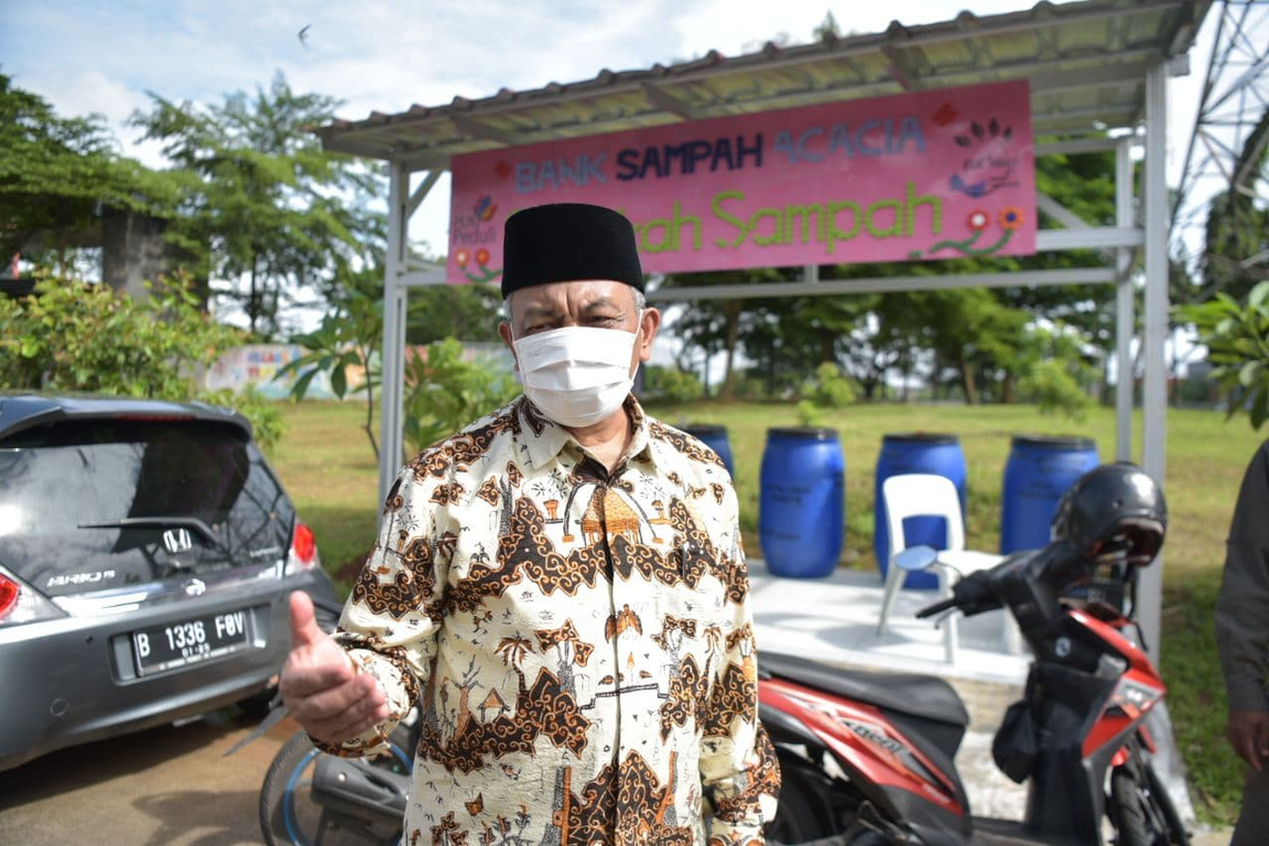 Presiden Partai Keadilan Sejahtera Ahmad Syaikhu saat mengantar Calon Wakil Walikota Depok Imam Budi Hartono menggunakan hak suaranya ke TPS, Rabu (09/12/2020). (Donny/PKSFoto)