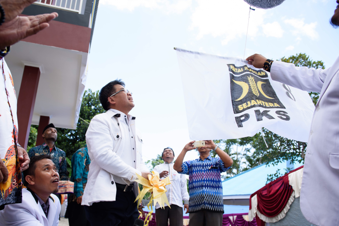 Presiden PKS Mohamad Sohibul Iman meresmikan kantor DPW PKS Papua Barat, Ahad (18/3). (M Hilal/PKSFoto)