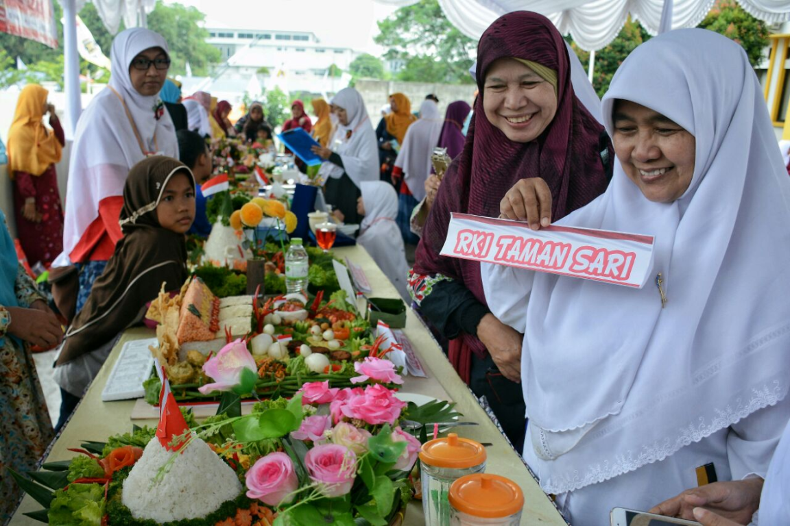 Ketua Bidang Perempuan dan Ketahanan Keluarga (BPKK) Wirianingsih meninjau produk Rumah Keluarga Indonesia (RKI) dalam peringatan Hari Keluarga Nasional dan Hari Anak Nasional di Bogor, Ahad (6/8). (Yusuf/PKS Foto)