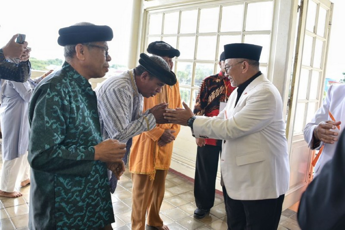 Presiden PKS Ahmad Syaikhu mengunjungi Kedaton Kesultanan Ternate, Maluku Utara (Donny/PKSFoto)