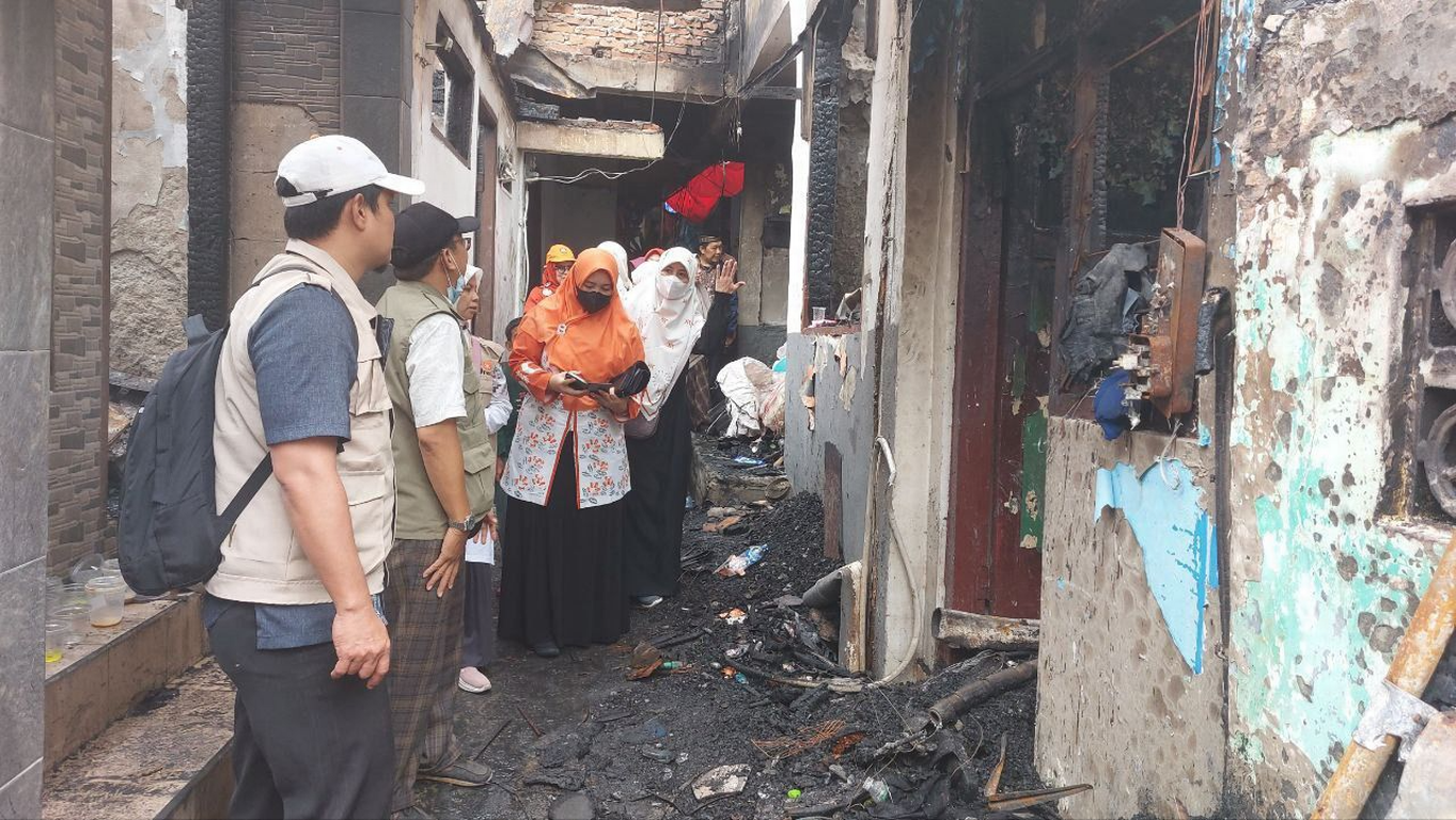 Legislator PKS Kurniasih Mufidayati mengunjungi lokasi kebakaran Mampang, Jakarta