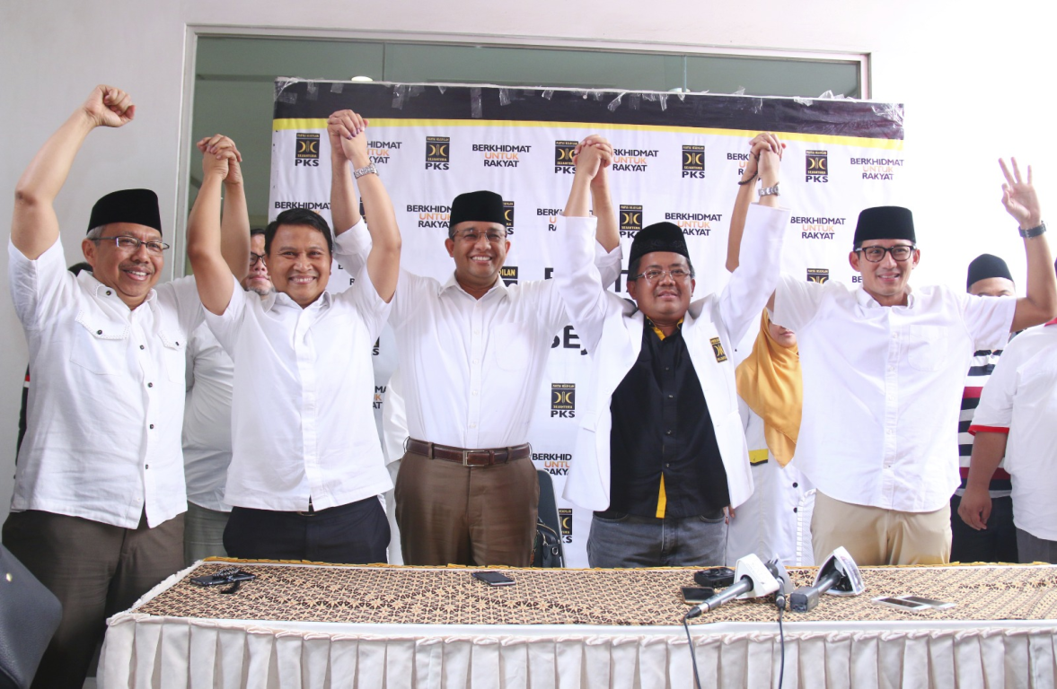 Presiden PKS Mohamad Sohibul Iman bersama Pasangan calon gubernur dan wakil gubernur DKI Jakarta Anies Baswedan dan Sandiaga Uno di DPP PKS, Rabu (15/2/2017)