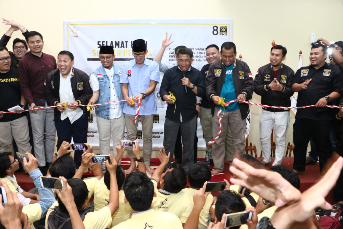 (ki-ka) Mardani Ali Sera, Dahnil A Simanjutak, Sandiaga Uno, Presiden PKS Mohamad Sohibul Iman dan Umar Salim dalam Milad I PKS Muda di kantor DPP PKS, Jakarta, Ahad (28/10) malam (Mahmud/PKSFoto)