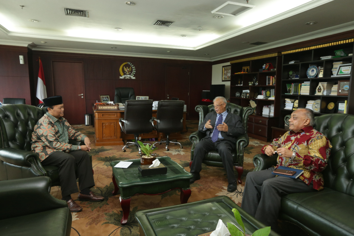 Wakil Ketua Majelis Syura PKS, Hidayat Nur Wahid saat berbincang dengan Dubes Sudan, Elsiddieg Abdulaziz Abdala Kompleks Gedung MPR/DPR/DPD, Senayan, Jakarta, Selasa (27/11)