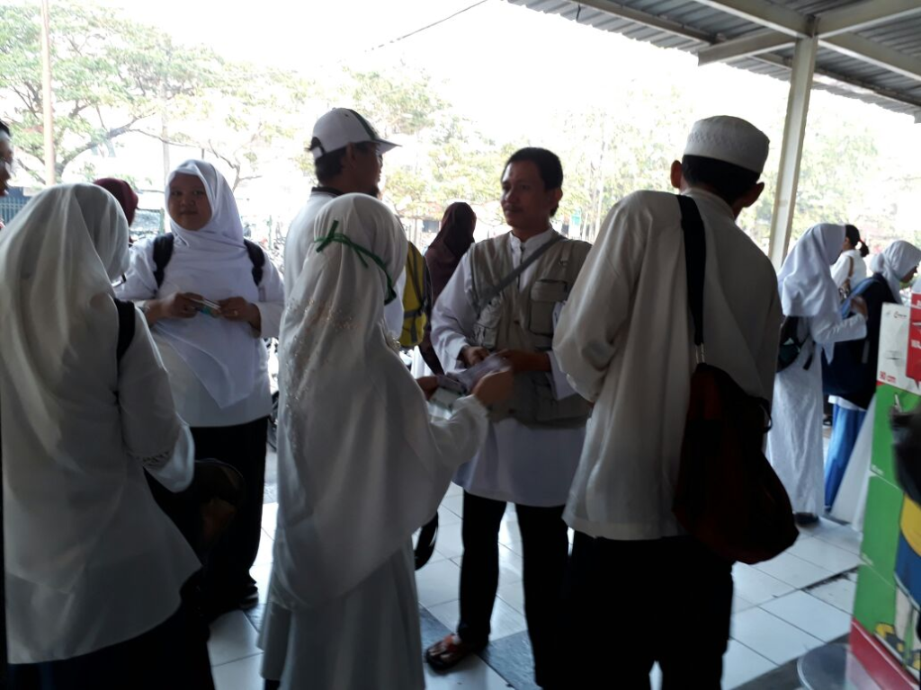 Ratusan peserta Aksi Bela Rohingya memadati Stasiun KA Bekasi menuju tempat aksi di Jakarta, Sabtu (16/9). Foto: Sri Suharmi