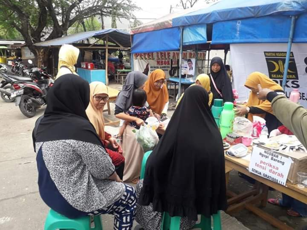 Suasana ngopi bareng dengan warga Tangerang. (dok DPD PKS Kabupaten Tangerang)