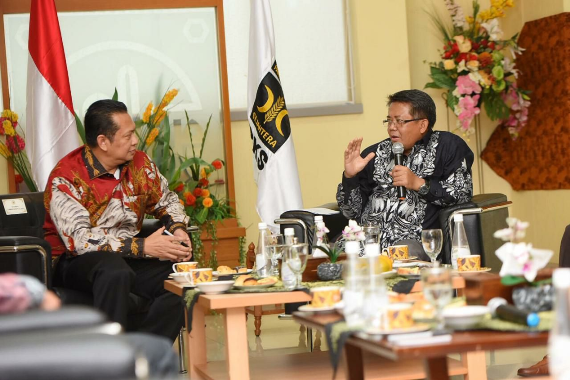 Presiden PKS Mohamad Sohibul Iman berbincang dengan Ketua MPR RI Bambang Soesatyo dalam Silaturahim Kebangsaan di DPP PKS, Jakarta, Selasa (26/11) (PKSFoto)