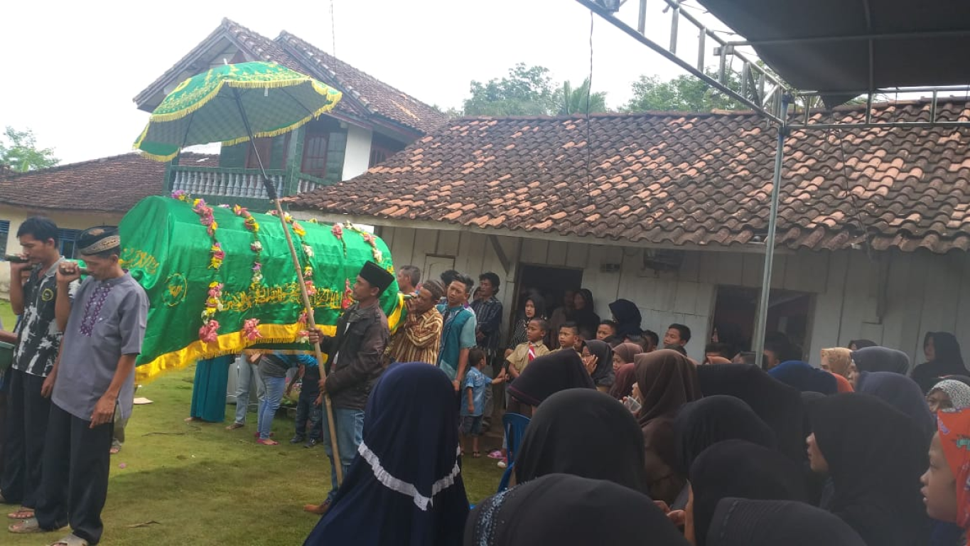 Jenazah Sukardi yang akan diantarkan ke pemakaman, Way Kanan.