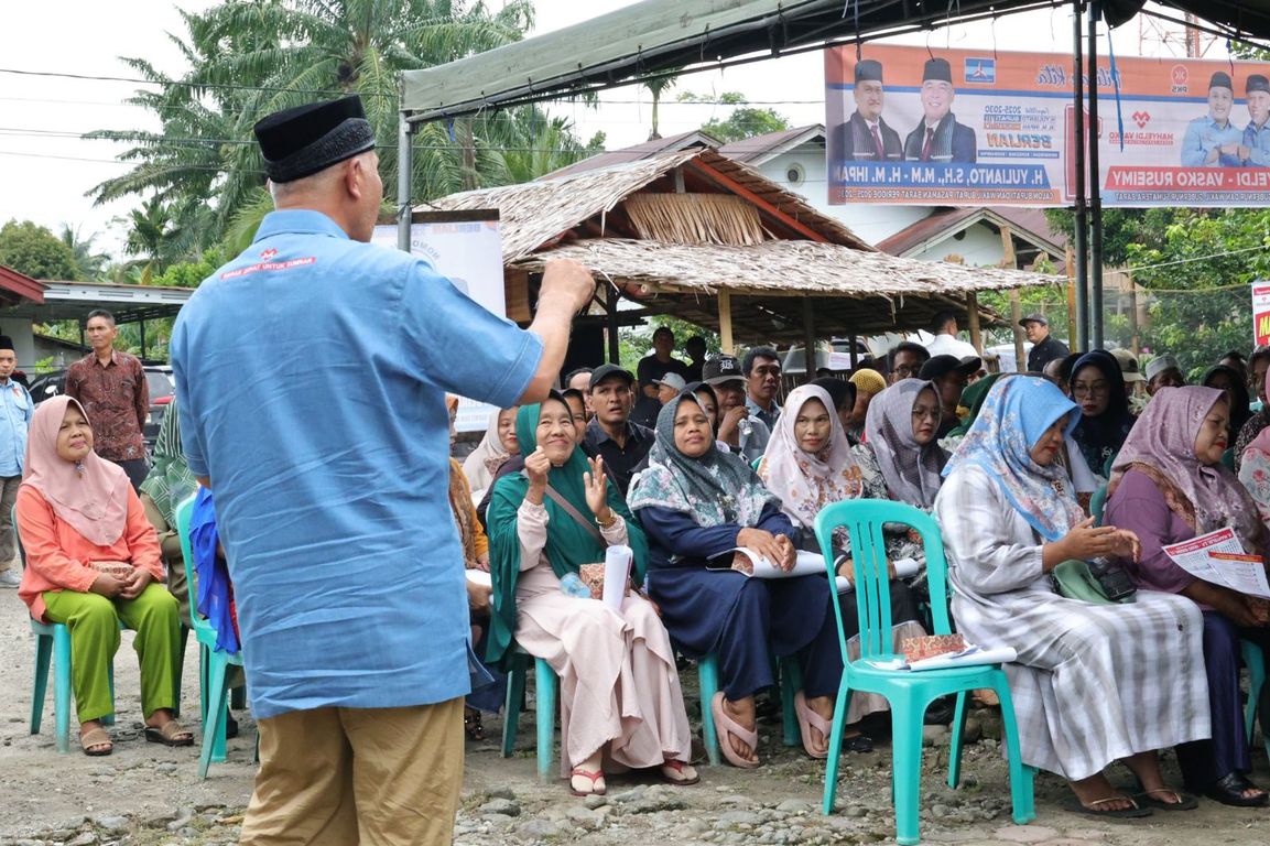 Calon Gubernur Sumatra Barat Mahyeldi bersama dengan masyarakat Nagari Aua Kuniang, Kecamatan Pasaman, Kabupaten Pasaman Barat.