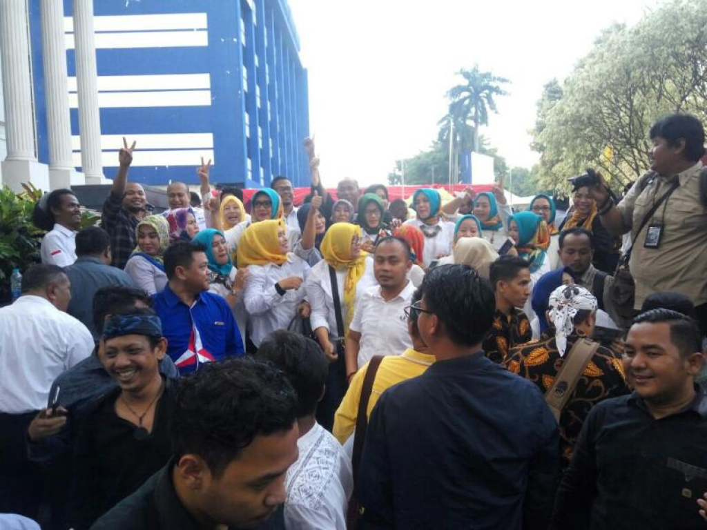Suasana di Mahkamah pasca keputusan yang memenangkan Wahidin Halim dan Andika Hazrumy