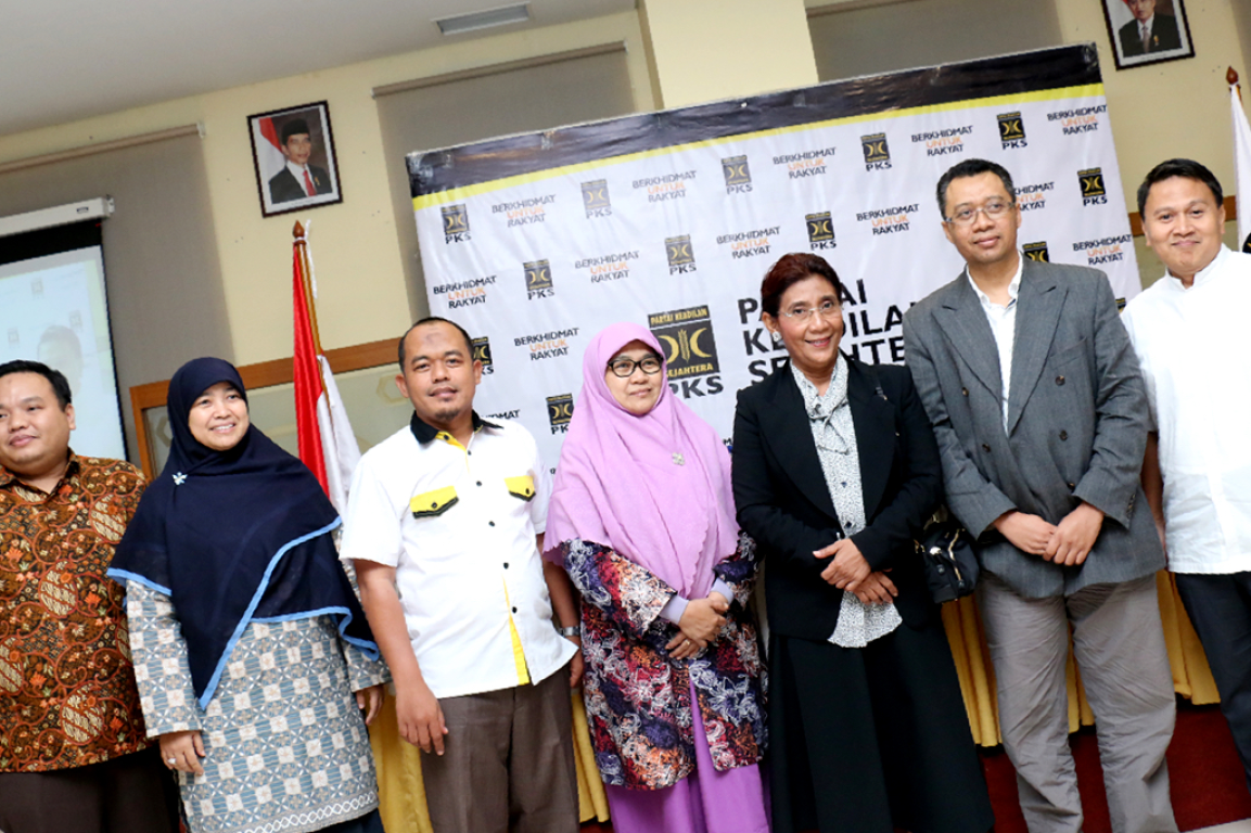 Menteri Kelautan dan Perikanan Susi Pudjiastuti bersama DPP PKS