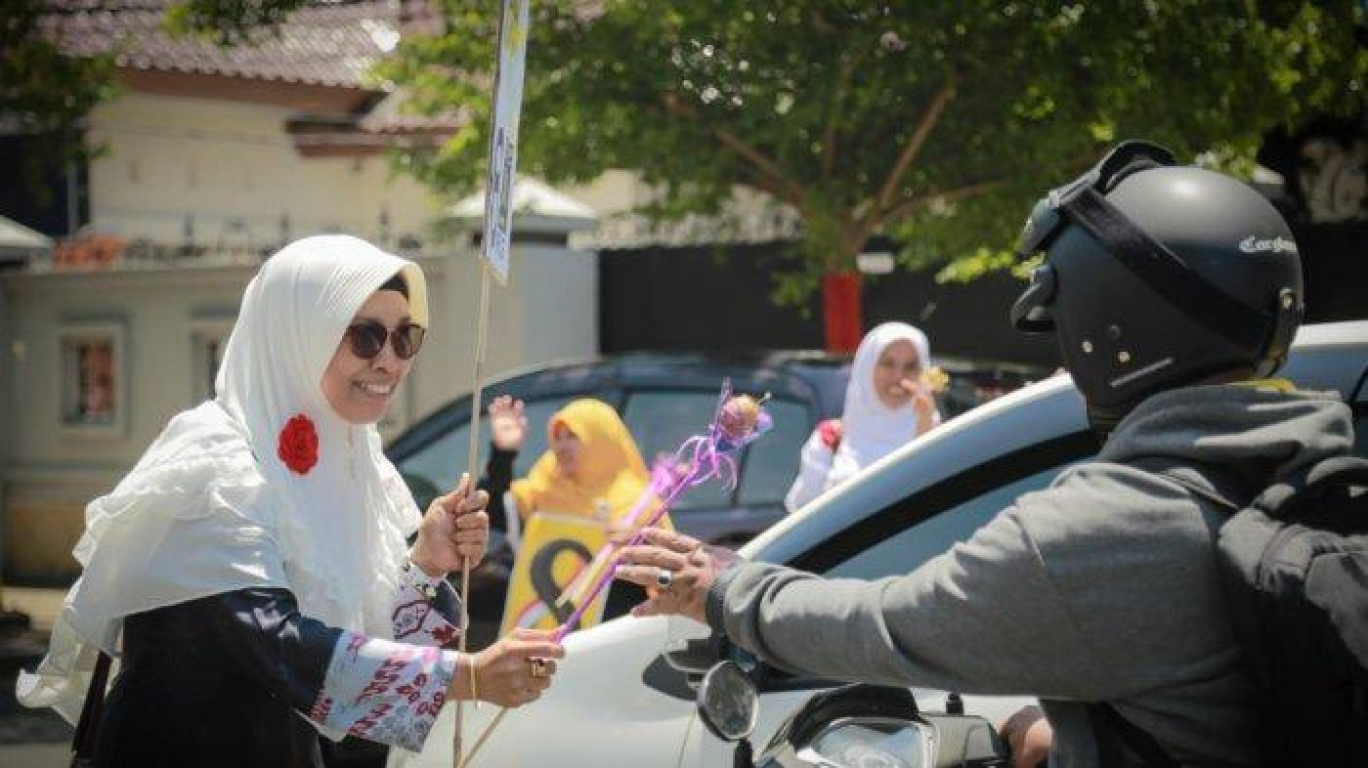 PKS Makassar bagi-bagi telur dalam rangka memperingati Maulid Nabi Muhammad Saw di Jl. Haji Bau, Makassar, Selasa (20/11)