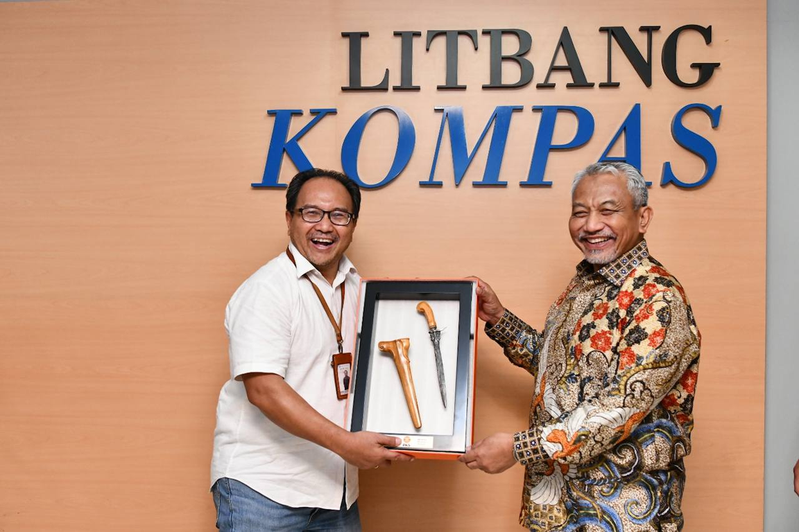 Presiden PKS Ahmad Syaikhu bersama Wakil Pimpinan Umum Kompas Budiman Tanuredjo saat berkunjung ke Litbang Kompas. (PKSFoto/Donny)