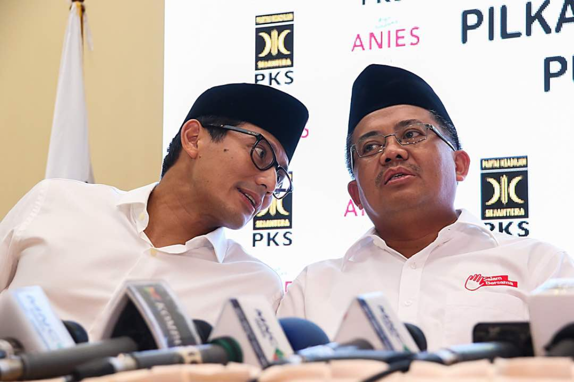 Cawagub DKI Jakarta bersama Presiden PKS Mohamad Sohibul Iman dalam konferensi pers di DPP PKS, Jakarta, Rabu (19/4)