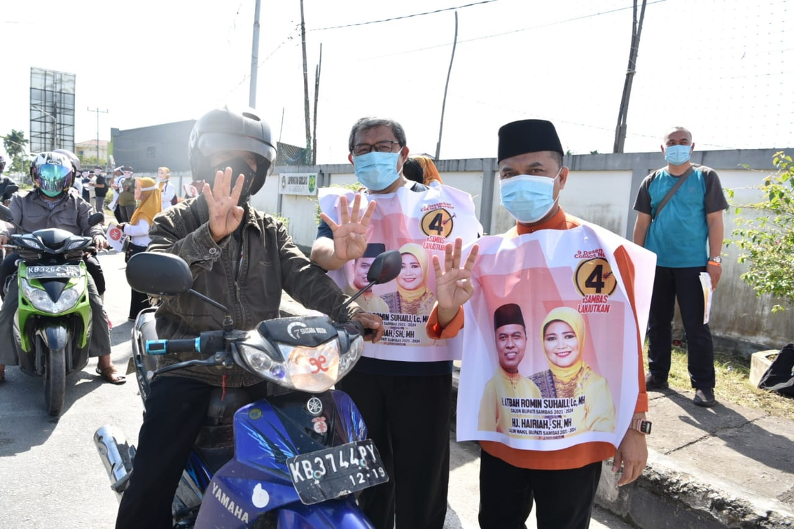 Wakil Ketua Majelis Syura PKS Ahmad Heryawan saat ikut turun dalam aksi Flashmob kampanye Atbah-Hairiah, Sambas, Rabu (02/01/2020). (Donny/PKSFoto)