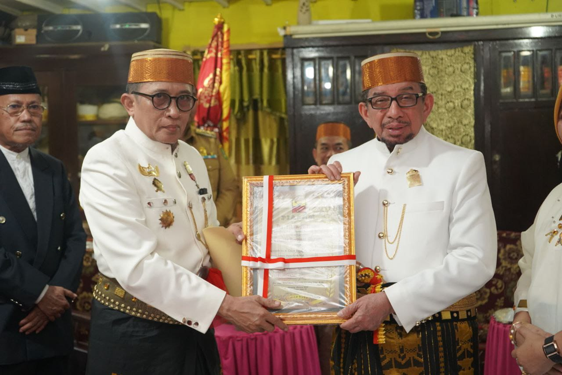 Ketua Majelis Syuro PKS Habib Dr. Salim Segaf Aljufri mendapatkan gelar I Waliuddin Karaeng Manaba dari Kekaraengan (Kerajaaan) Marusu di Istana Balla' Lampoa Maros Sulawesi Selatan pada Senin (8/8) (dok Humas Fraksi PKS DPR RI)