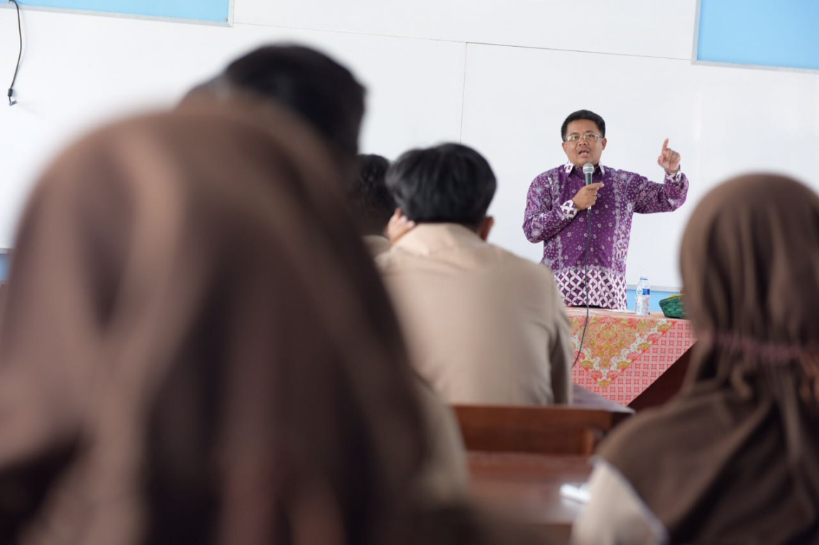 Anggota Komisi X DPR RI Mohamad Sohibul Iman berdialog dengan pelajar SMAN 5 Tasikmalaya, Jawa Barat, Sabtu (12/11/2016)