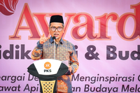 FOTO : Presiden PKS AMY Hadiri Awarding Pendidik Seni Budaya