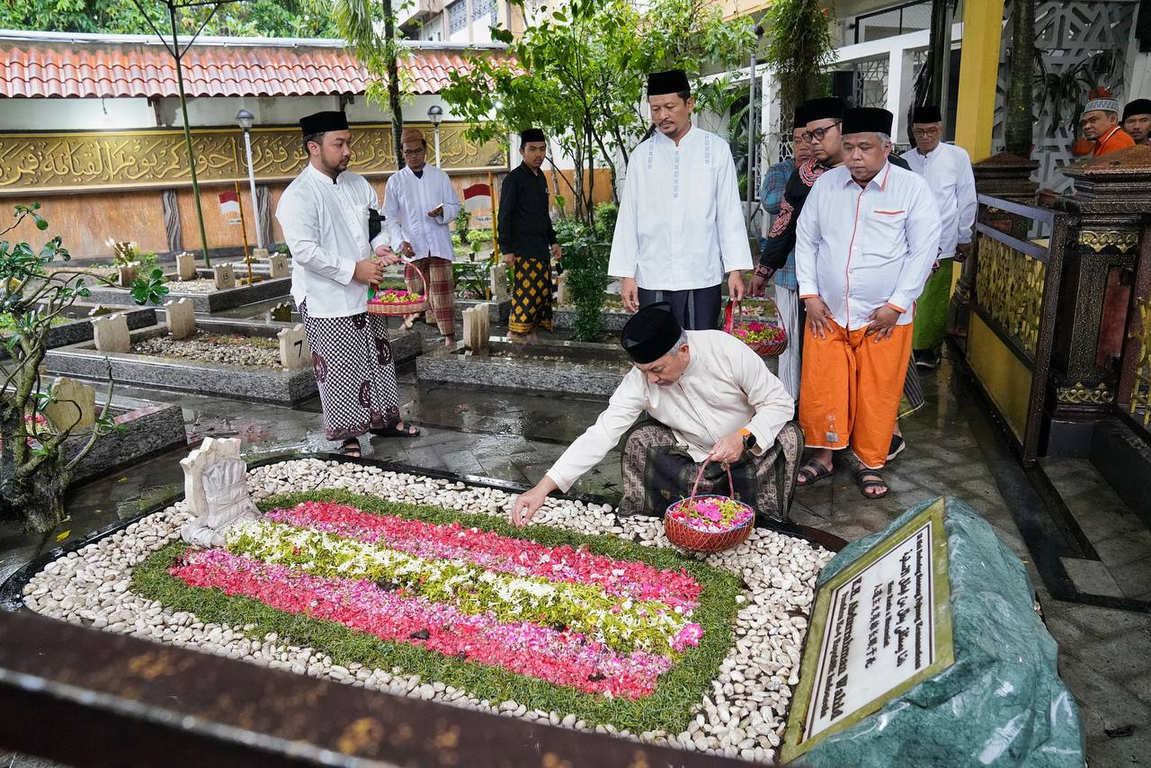 Presiden PKS Ahmad Syaikhu Berziarah ke Makan KH Hasyim Asyari, KH Abdurrahman Wahid, dan KH Sholahudin Wahid