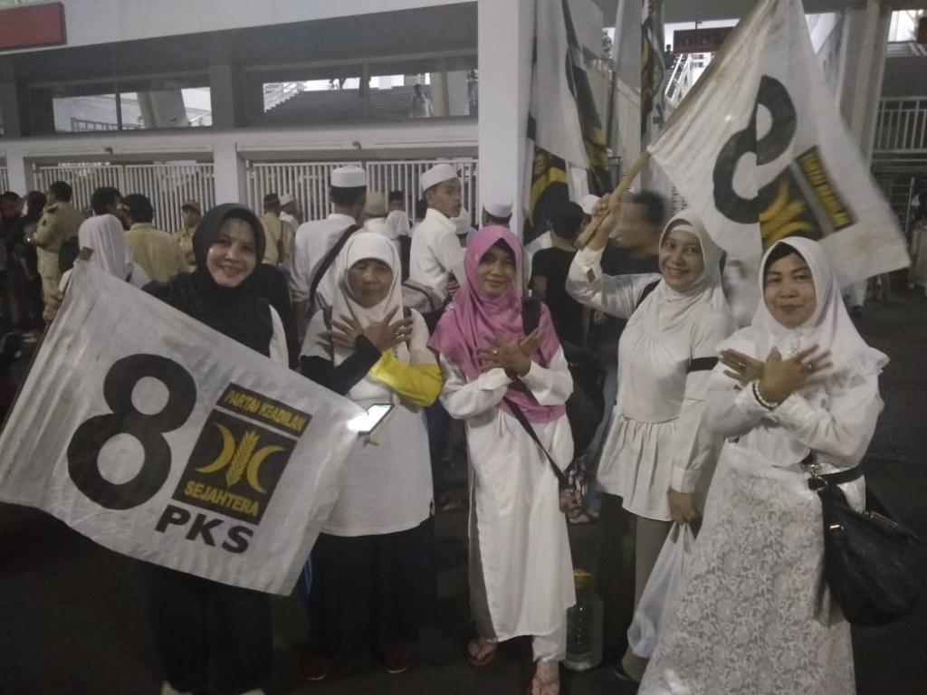 Nurhana (tengah) dan mak-mak kader dan simpatisan PKS di Stadion Gelora Bung Karno, Jakarta, Sabtu (6/4)