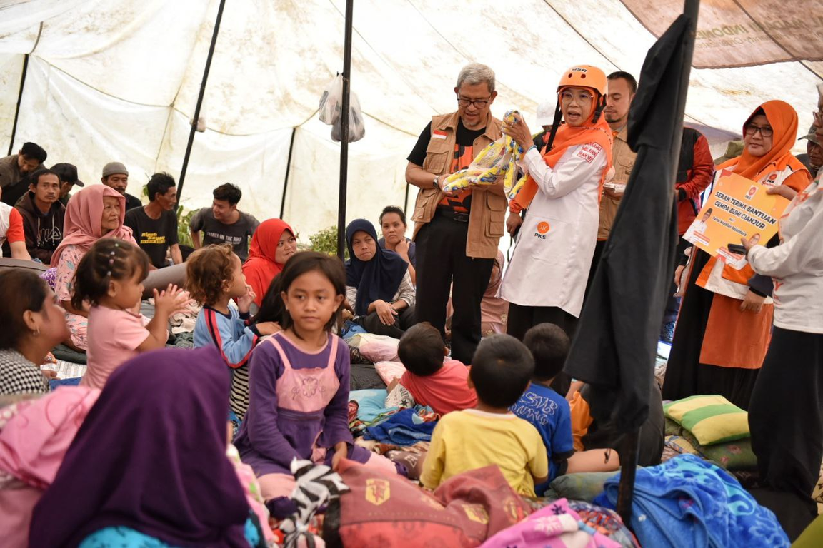 Ketua Bidang Kesejahteraan Sosial DPP PKS Netty Prasetiyani Heryawan membagikan bantuan perlengkapan bayi di tenda pengungsian (Donny/PKSFoto)