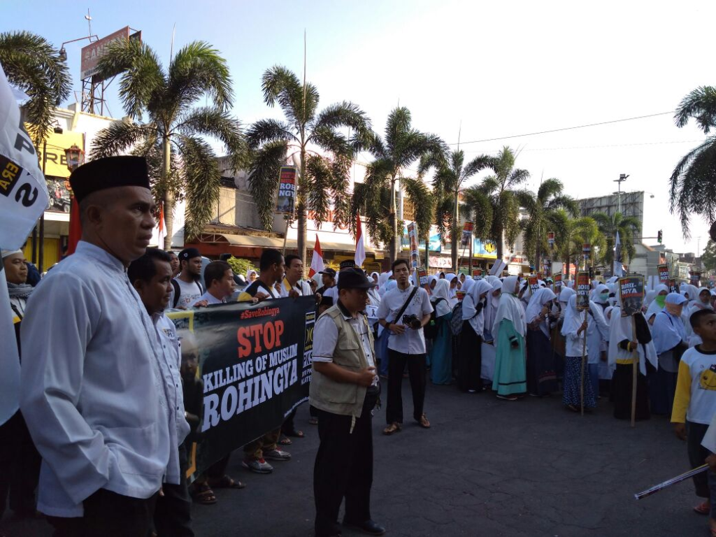 Aksi solidaritas Rohingya di Jalan Pemuda, Klaten, Jawa Tengah, Ahad (17/9).