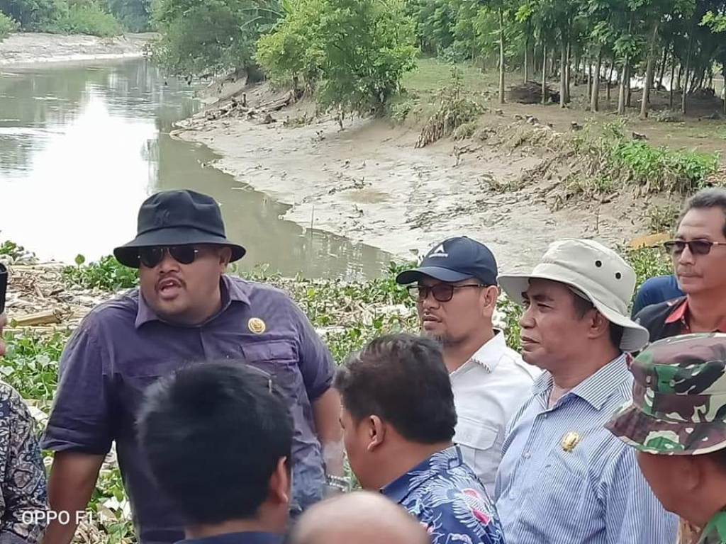 Anggota Komisi III Fraksi PKS DPRD Kabupaten Bekasi Uryan Riyana (kemeja putih, topi hitam) saat meninjau Kali Ciherang