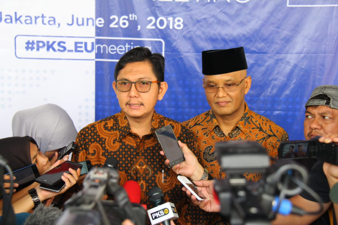 Sekretaris Jenderal PKS Mustafa Kamal didampingi Ketua BPPLN DPP PKS Sukamta memberikan keterangan kepada media seputar pertemuan PKS dan 13 Negara Uni Eropa di kantor DPP PKS, Selasa (26/6) (Donny Abuy/PKSFoto)
