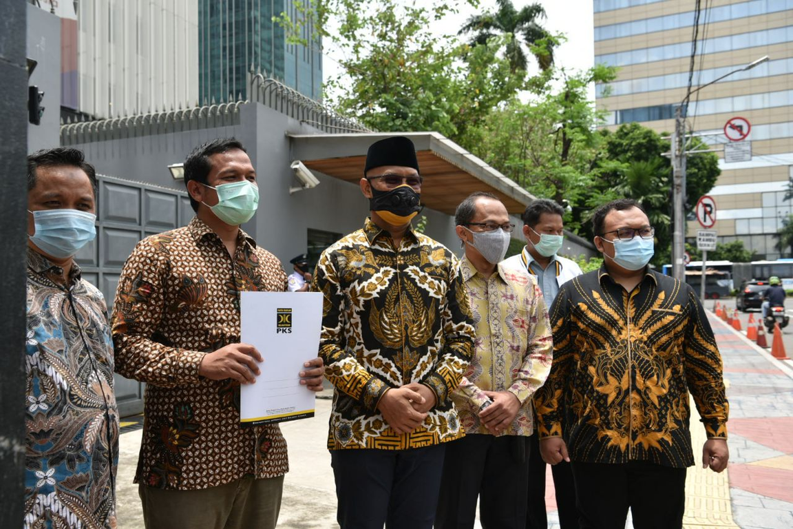 Anggota Komisi I DPR RI Sukamta menyerahkan Surat Terbuka Presiden PKS untuk Presiden Prancis di kantor Kedubes Prancis, Jakarta, Jumat (30/10) (Alris/PKSFoto)