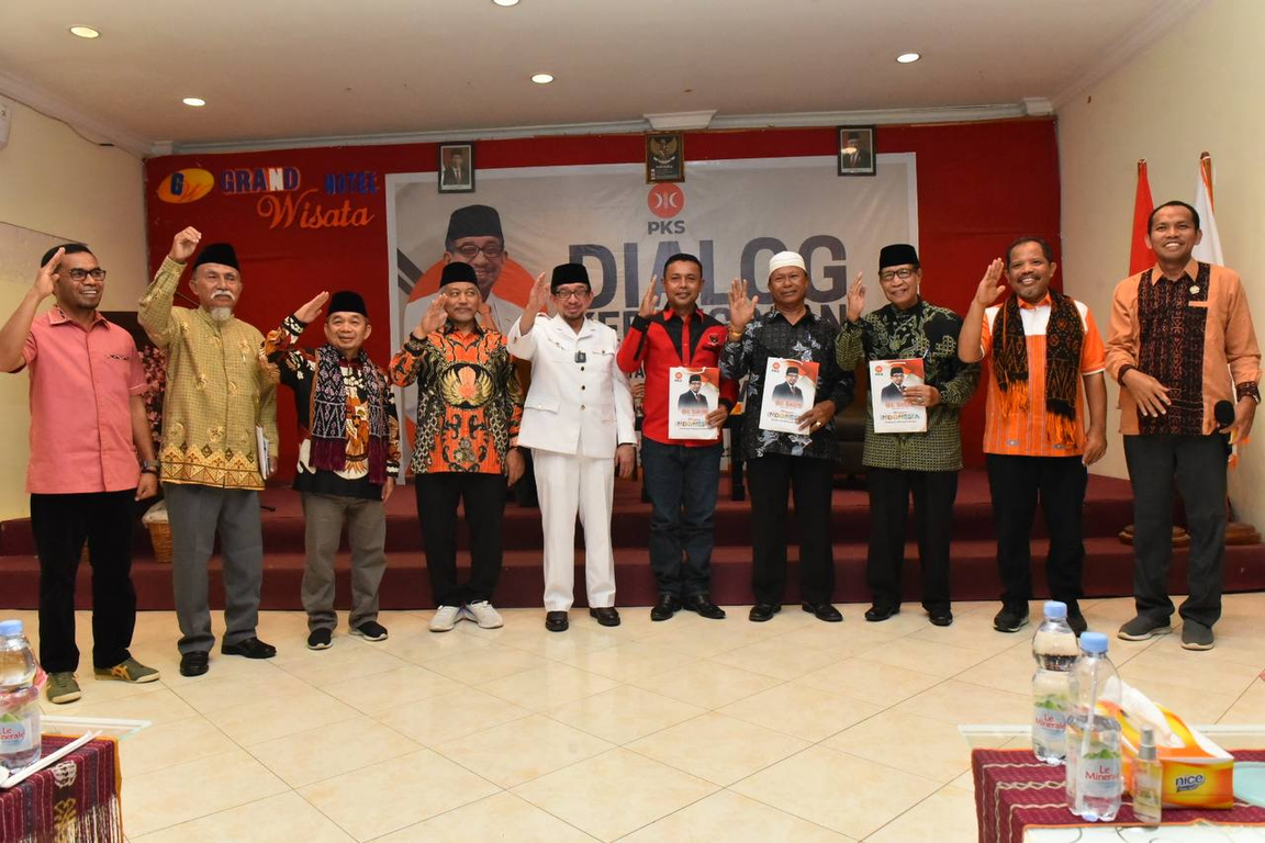 Ketua Majelis Syura Partai Keadilan Sejahtera Dr. Salim Segaf Al Jufri didampingi Presiden PKS Ahmad Syaikhu dan Ketua F-PKS DPR RI Jazuli Juwaini saat dialog kebangsaan dengan tokoh masyarakat NTT (Hilal/PKSFoto)