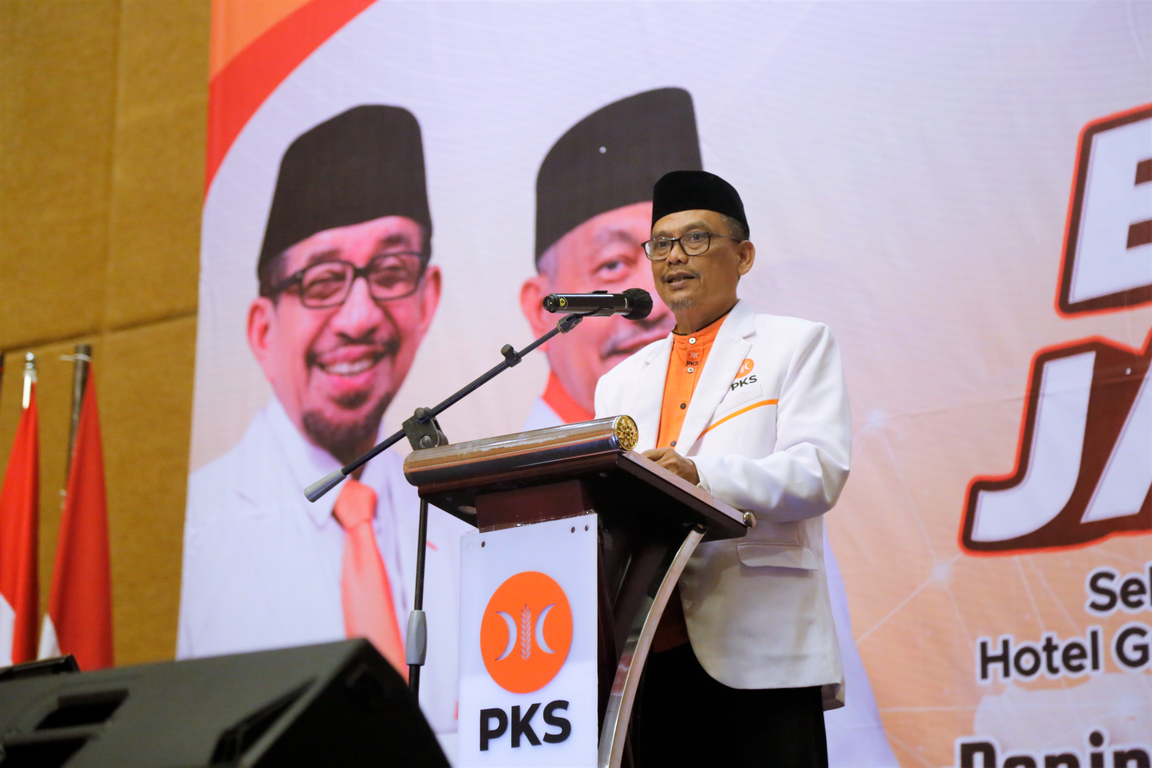 Ketua DPP PKS BPW Jatijaya Fikri Faqih memberikan arahan dalam Bimtek Anggota DPRD di Solo Baru, Selasa (1/11/2022) (Humas PKS Jateng)