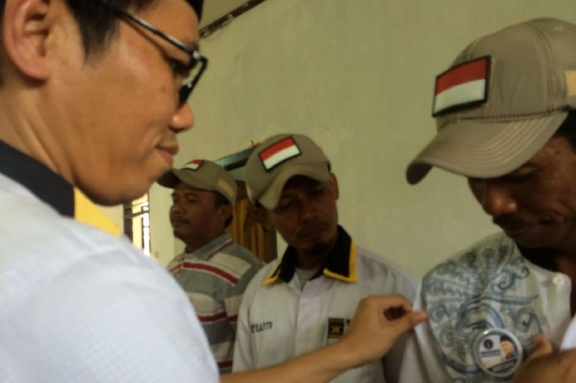 Penyematan secara simbolik pin Mustafa Gubernurku oleh Ketua DPW PKS Lampung Ahmad Mufti Salim kepada relawan, Ahad (10/9). (Humas PKS Lampung)