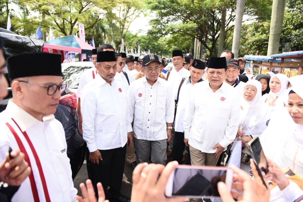 Presiden PKS Mohamad Sohibul Iman bersama calon gubernur dan wakil gubernur Jawa Barat Ajat-Syaikhu dalam doa bersama di Bandung, Rabu (10/1)