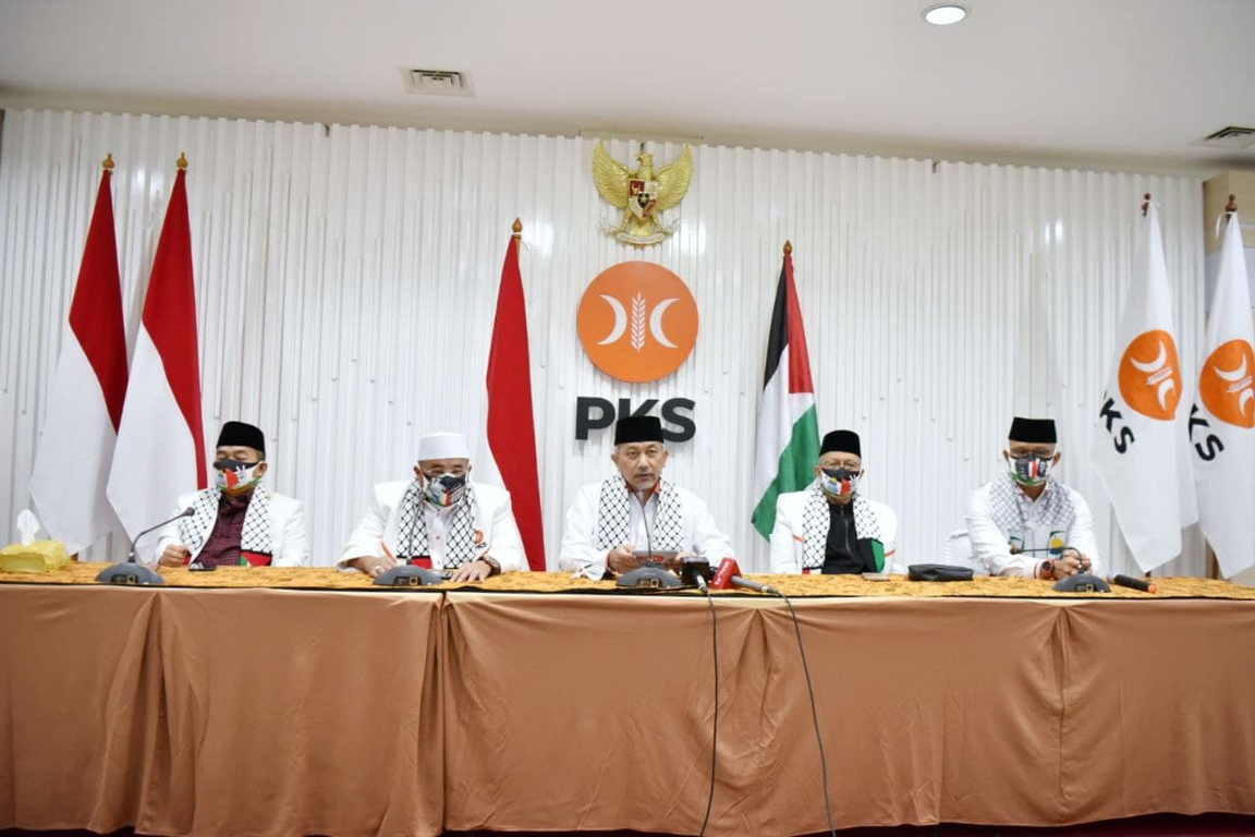 Presiden Partai Keadilan Sejahtera Ahmad Syaikhu bersama jajaran Pengurus PKS dalam konferensi pers pernyataan sikap PKS atas penjajahan Israel di Palestina, Ahad (16/05/2021). (Donny/PKSFoto)