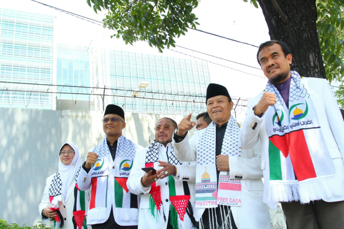 Wakil Ketua Majelis Syuro PKS Hidayat Nur Wahid, Ketua BPPLN PKS Sukamta, Kabid Humas DPP PKS Ledia Hanifa, Wakil Ketua FPKS Aboe Bakar Al Habsyi dan Pimpinan BKSAP Rofi Munawwar di depan Kedubes AS di Jakarta, Rabu (9/5) (Donny Abuy/PKSFoto)