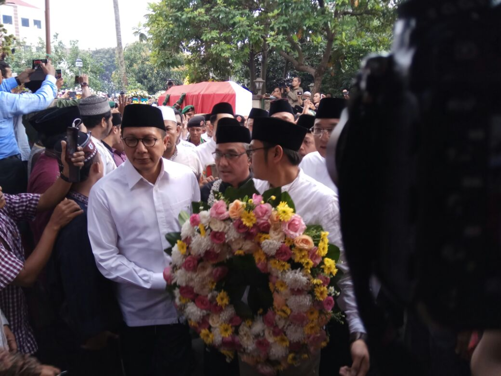 Menteri Agama Lukman Saifuddin dan Wali Kota Depok Mohammad Idris mengiringi jenazah KH Hasyim Muzadi jelang pemakaman, Kamis (16/3/2017) (Bima/PKS Foto)