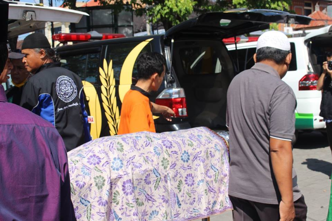 Relawan PKS membantu warga dengan mobil jenazah (ilustrasi)