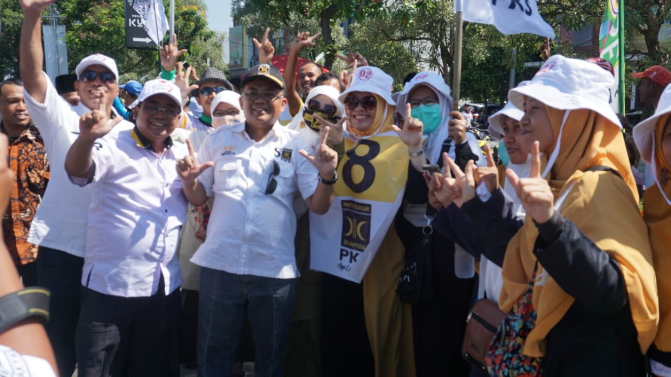 Presiden PKS Mohamad Sohibul Iman bersama para kader PKS yang menghadiri Kampanye Rapat Umum Akbar di Karawang, Jumat (29/3) (dok IST)