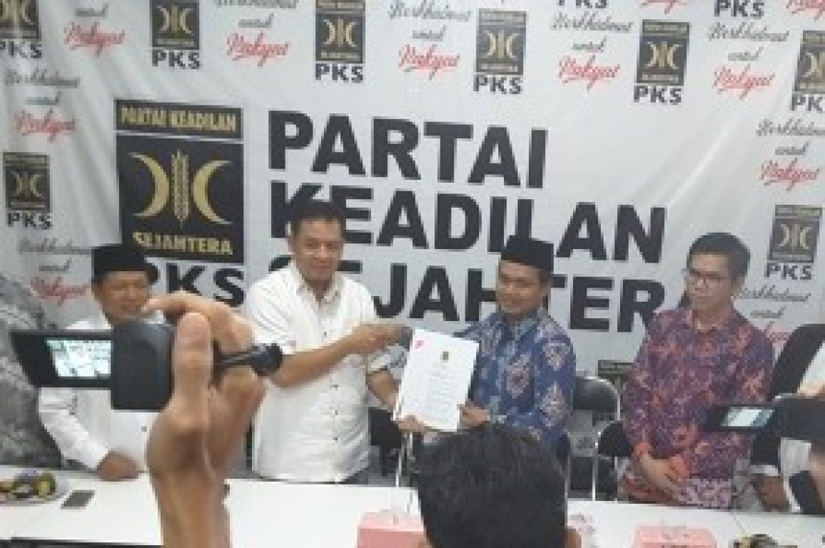 Penyerahan SK Dukungan Pilgub lampung Oleh Ketua Wilda Sumbangsel Gufron Azis Fuadi (Berbaju Puti ) Ke Ketua DPW PKS Lampung Mufti Salim,