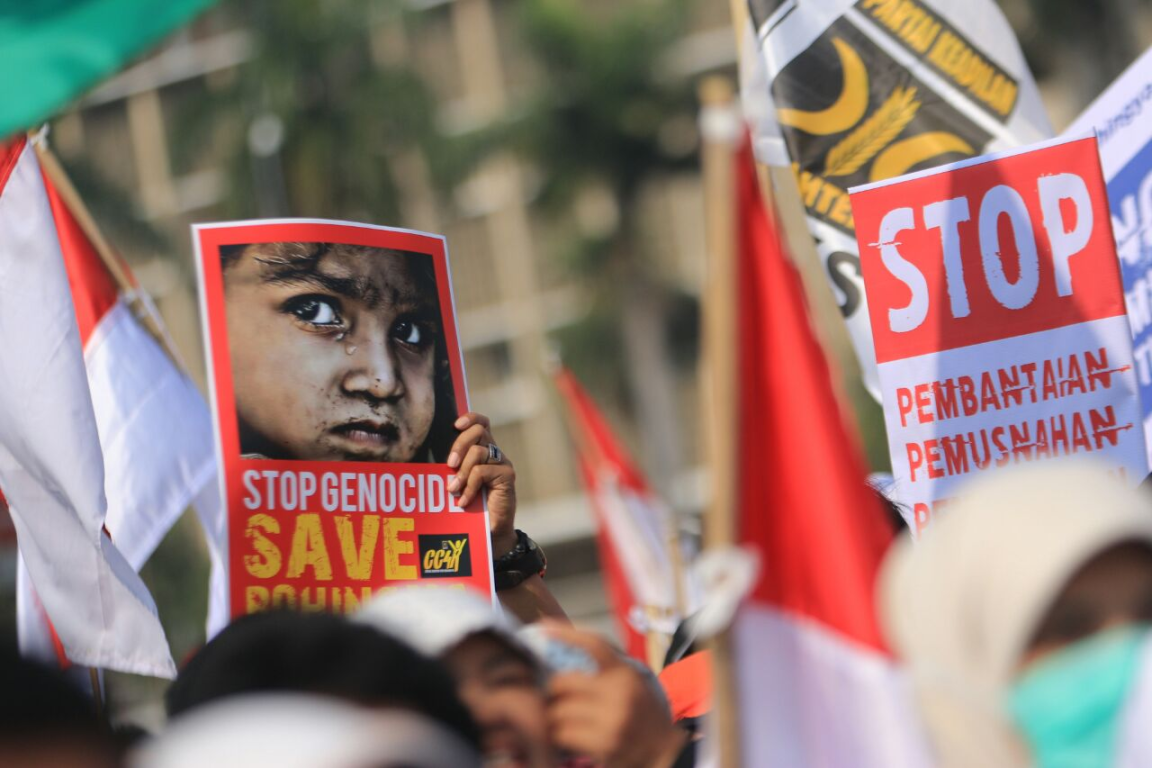 Massa menyuarakan tuntutan dalam Aksi Bela Rohingya di sekitar Monumen Patung Kuda, Jakarta, Sabtu (16/9). (PKS Foto)