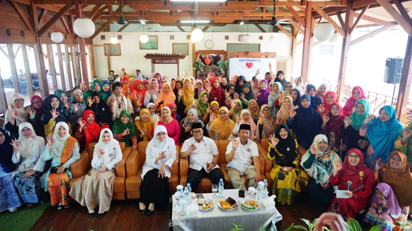 Paslon Walikota dan Wakil Walikota Bandung Oded-Yana bersama para pendukung (dok Humas PKS Kota Bandung)