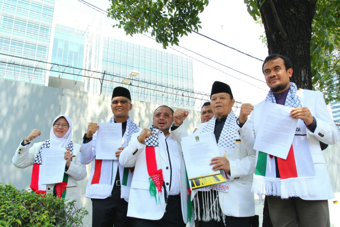 Wakil Ketua Majelis Syuro PKS Hidayat Nur Wahid, Ketua BPPLN PKS Sukamta, Kabid Humas DPP PKS Ledia Hanifa, Wakil Ketua FPKS Aboe Bakar Al Habsyi dan Pimpinan BKSAP Rofi Munawwar di depan Kedubes AS di Jakarta, Rabu (9/5) (Donny Abuy/PKSFoto)