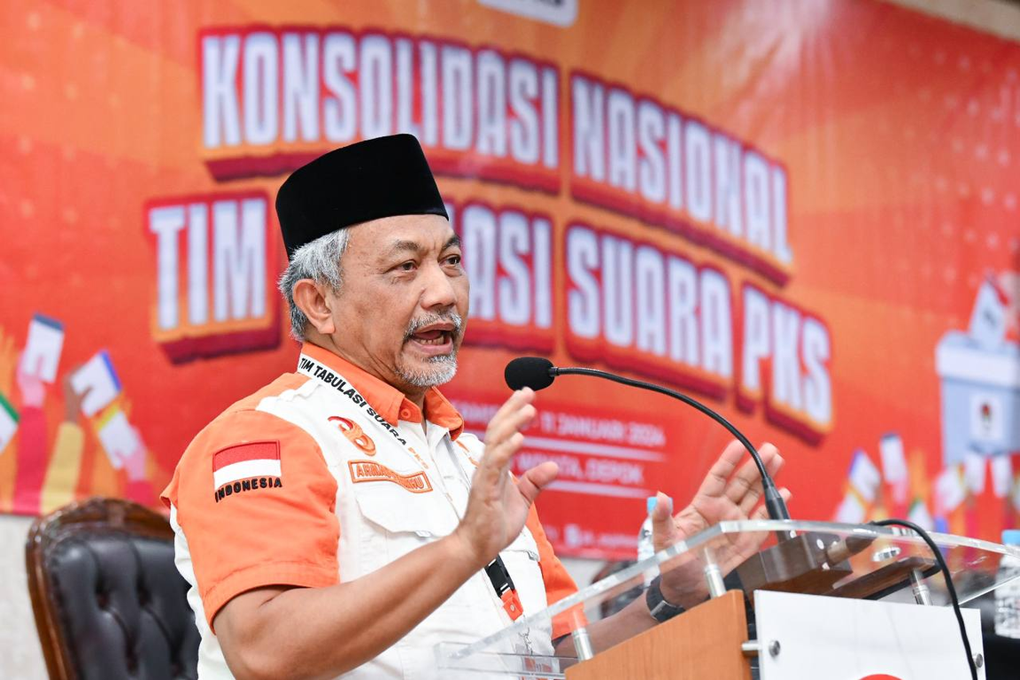 Presiden PKS Ahmad Syaikhu menyampaikan arahan pada kegiatan Konsolidasi Tim Tabulasi Suara Nasional PKS. (PKSFoto/Donny)