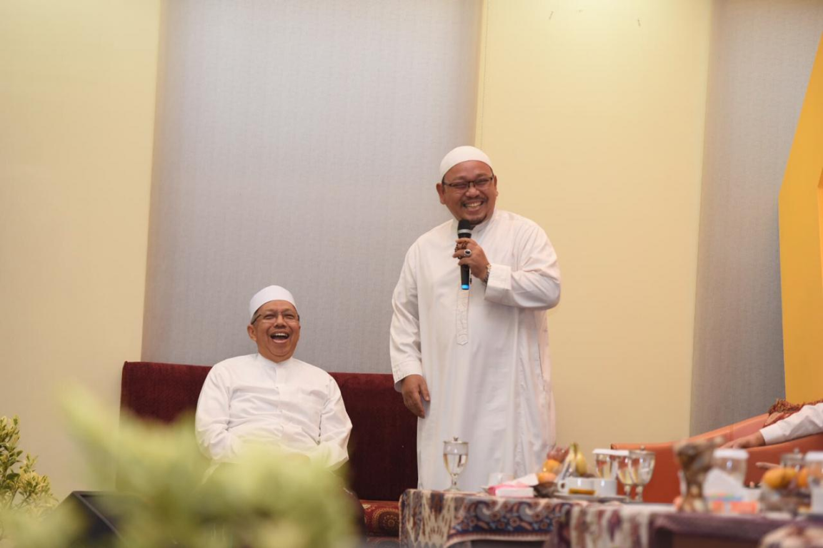 Ketua Majelis Ulama Indonesia (MUI) DKI Jakarta KH Munahar Muchtar (kanan) saat memberikan sambutan dalam Peringatan Maulid Nabi Muhammad SAW di kantor DPP PKS, Jakarta, Ahad (13/1) (M Hilal/PKSFoto)