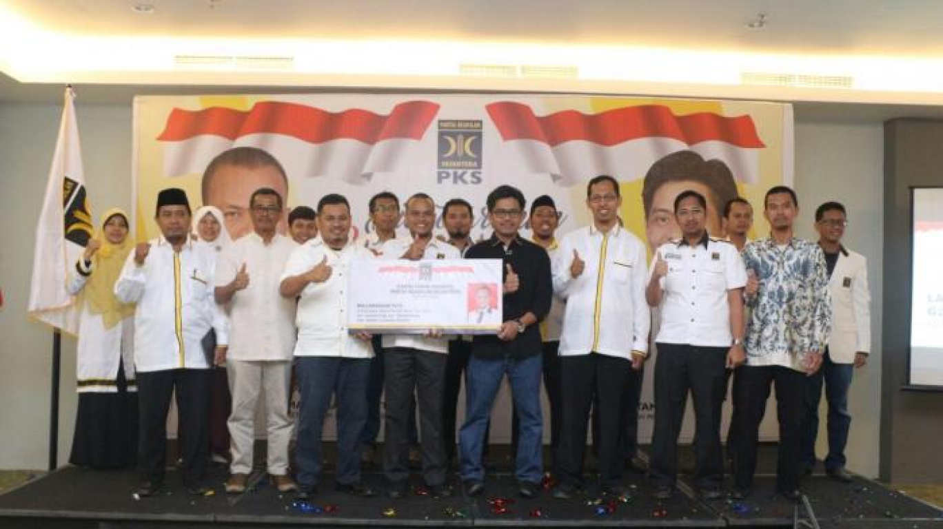 Pengurus Dewan Pengurus Wilayah Partai Keadilan Sosial (DPW PKS) Sulsel membagikan 163 Kartu Tanda Anggota (KTA) ke kader di di Maxone Hotel, Makassar, Sulsel, Minggu (21/8/2016).