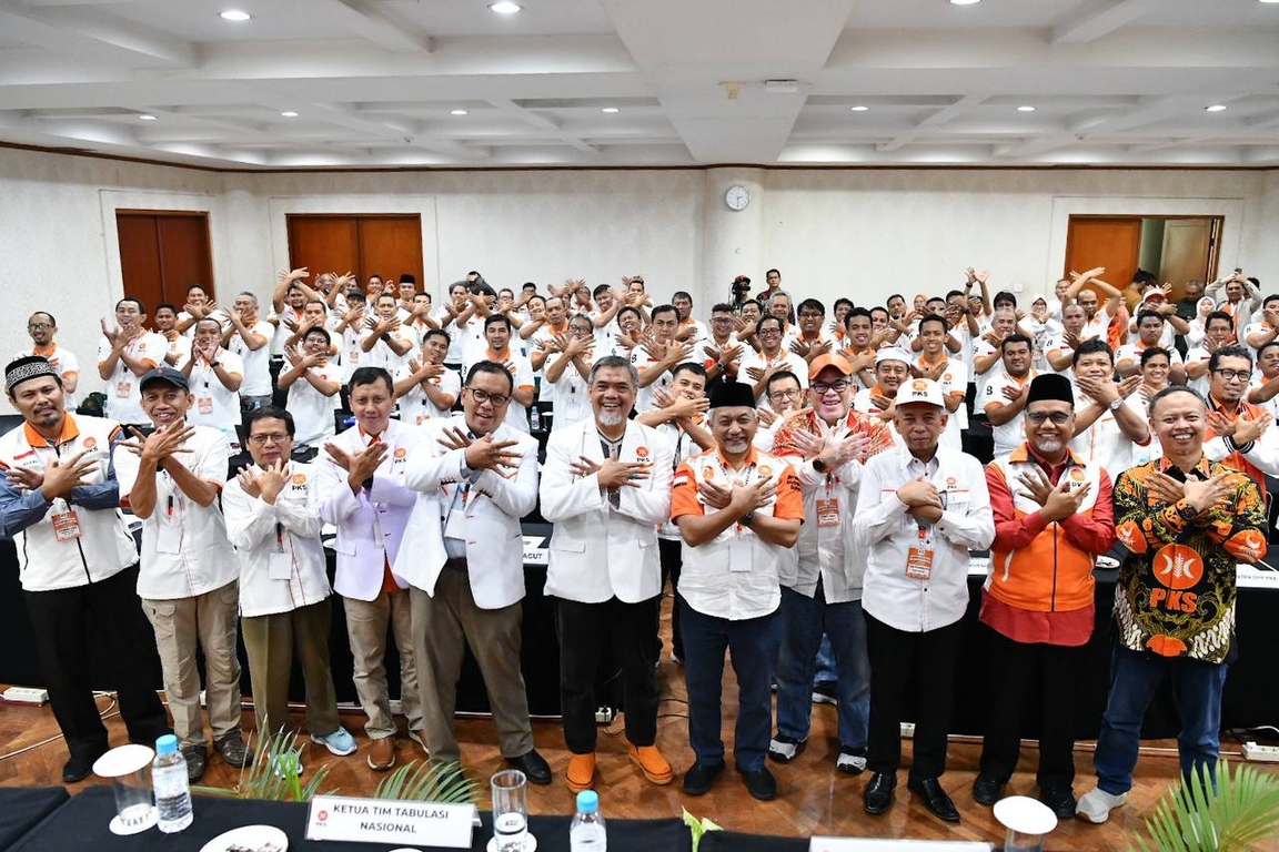 Presiden PKS Ahmad Syaikhu bersama tim tabulasi pada kegiatan Konsolidasi Tim Tabulasi Suara Nasional PKS. (PKSFoto/Donny)